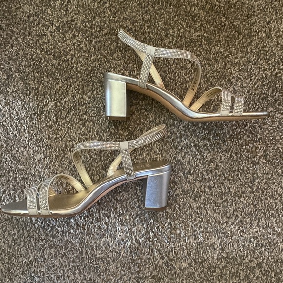 Woman’s 8w rhinestone naturalizer Vanessa 2 strappy heeled sandal silver - Picture 2 of 4